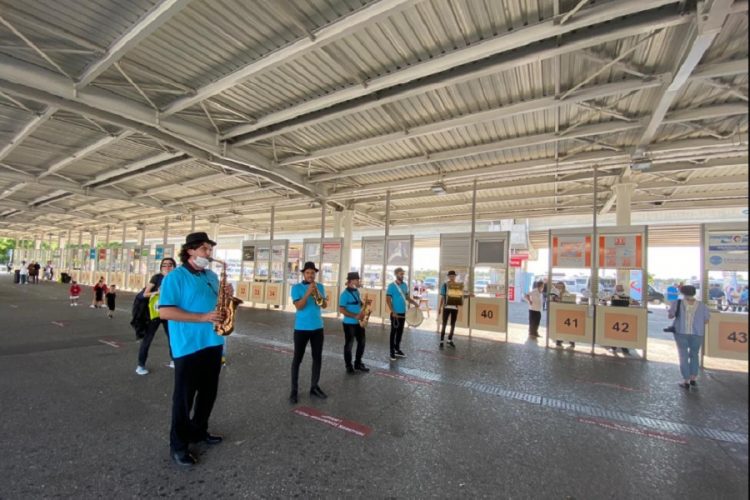 новость 12-08-2020 Российских туристов в Анталье встретили оркестром и цветами