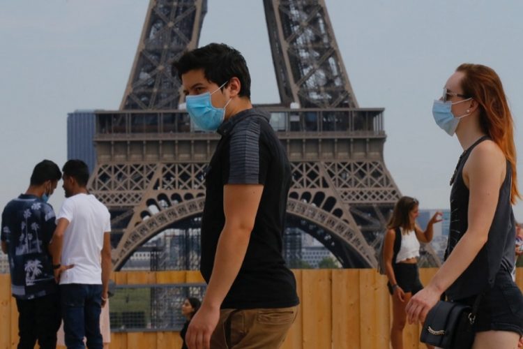 Обязательный масочный режим вводится в Париже