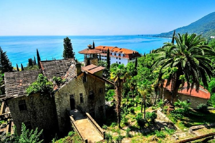 новость 31-08-2020 Курорты Абхазии заполнены под завязку. В отелях заканчиваются места