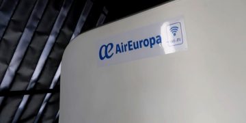 Самолет Air Europe экстренно приземлился из-за медицинской маски