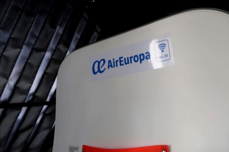 Самолет Air Europe экстренно приземлился из-за медицинской маски