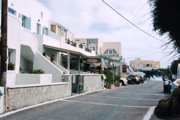 Премьер Греции предупредил туристов о новых мерах защиты