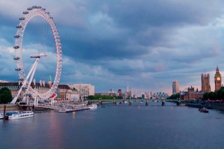 Британские власти приостанавливают снятие ограничительных мер