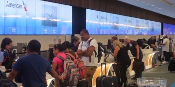 Пассажирку сняли с самолета из-за маски с нецензурной надписью