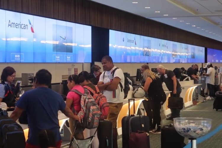 Пассажирку сняли с самолета из-за маски с нецензурной надписью