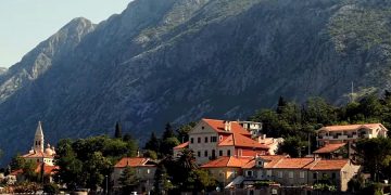 Россияне начали активно покупать билеты в Турцию и Черногорию