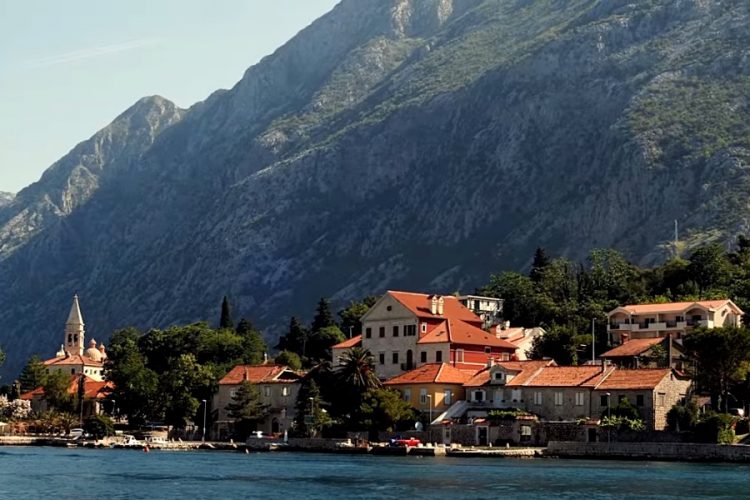 Россияне начали активно покупать билеты в Турцию и Черногорию