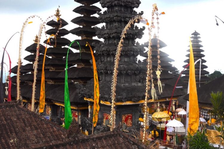 Индонезия сообщила, как долго не будет впускать иностранных туристов