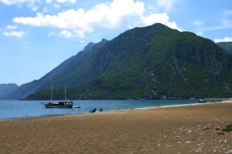 В Турции пересчитали падение числа иностранных туристов