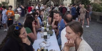 В Праге устроили масштабный праздник в честь прощания с коронавирусом