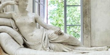 Скульптуру Полины Бонапарт повредили