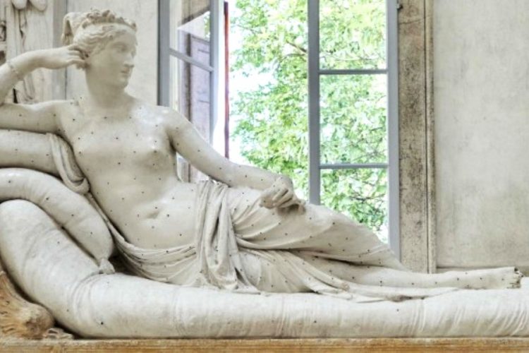 Скульптуру Полины Бонапарт повредили