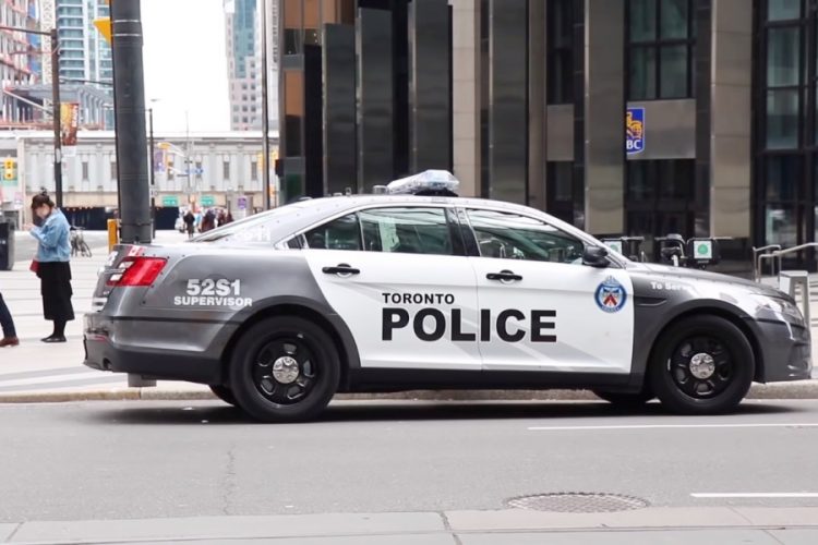 Американцу грозит штраф 500 000 долл. за поездку в Канаду