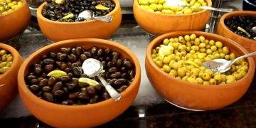 Неожиданно: Туристы стесняются просить маслины в Турции