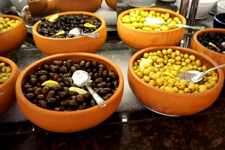 Неожиданно: Туристы стесняются просить маслины в Турции