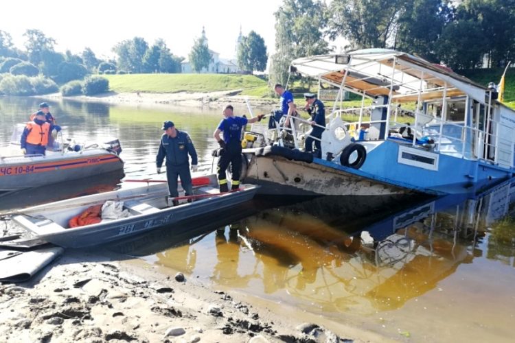 Теплоход Капитан Артюшин исследовали водолазы