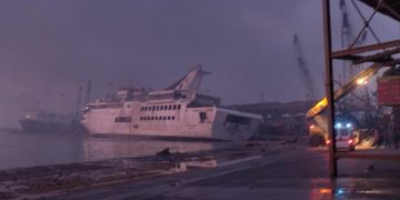 В Бейруте из-за взрыва затонул пассажирский корабль