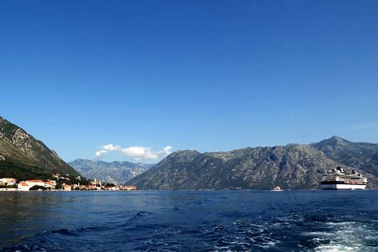 Россияне массово покупают билеты в закрытую страну