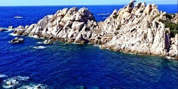 На севере Сардинии сотни туристов оказались заблокированными из-за болезни