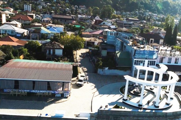 В Абхазии признали, что приток туристов стал причиной вспышки Covid-19