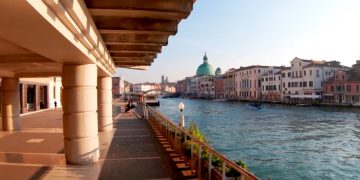 В Венеции пассажиры вытолкали туриста из речного трамвайчика из-за маски