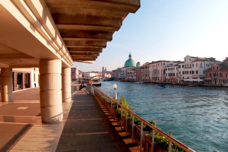 В Венеции пассажиры вытолкали туриста из речного трамвайчика из-за маски