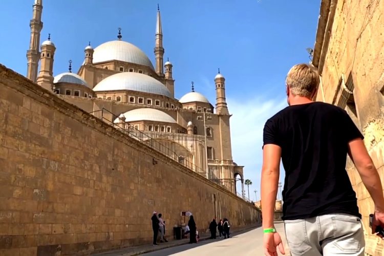 Власти РФ обсуждают возобновление авиасообщения с 7 странами