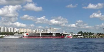 Туристам обещают широкую географию круизов на теплоходе Мустай Карим
