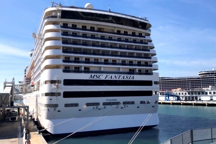 Первый пошел: туристов не приняли на борт корабля из-за экскурсии по Неаполю