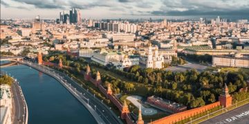 Возвращающиеся из-за границы россияне опасны - и дело не в COVID-19