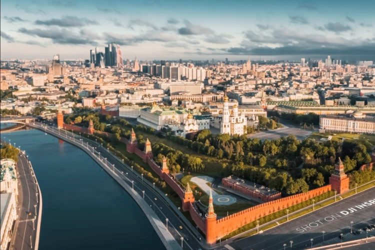 Возвращающиеся из-за границы россияне опасны - и дело не в COVID-19