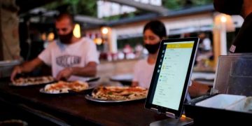 Ресторан в Испании нашел интересный способ избежать контактов с клиентами