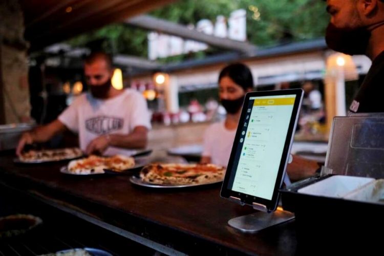 Ресторан в Испании нашел интересный способ избежать контактов с клиентами