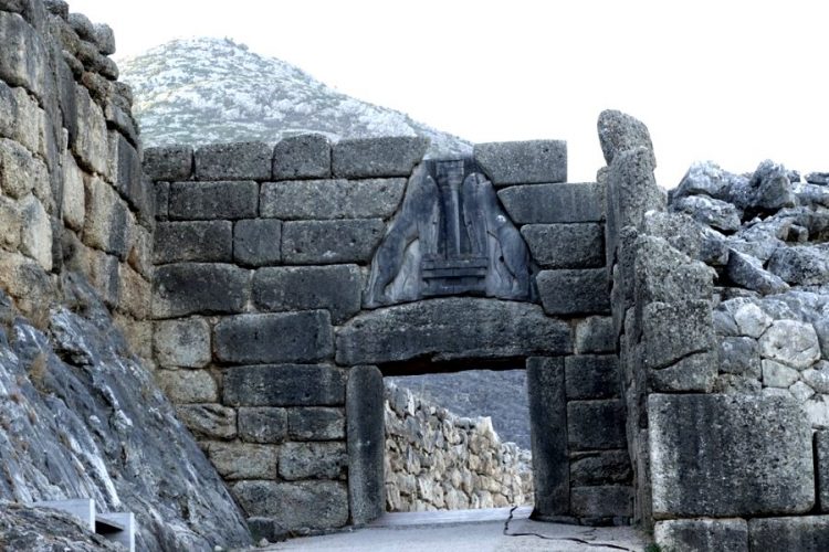 Достопримечательности Греции почернели от пожаров