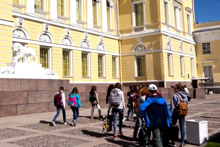 Россиян обязали самоизолироваться по возвращению из-за рубежа