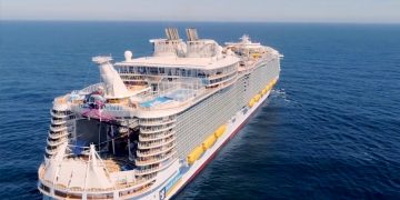 Члены экипажей круизных кораблей рассказали о скрытых смертях во время путешествий