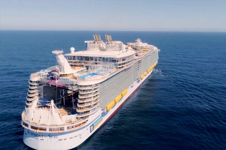 Члены экипажей круизных кораблей рассказали о скрытых смертях во время путешествий