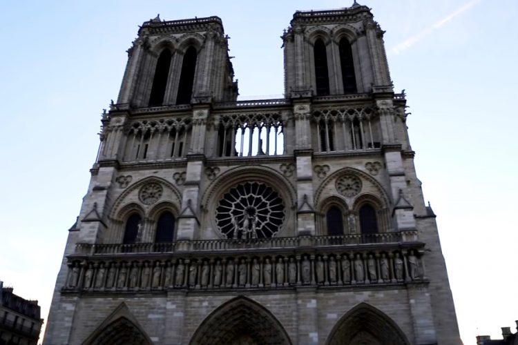 Нотр-Дам-де-Пари частично открылся для посетителе