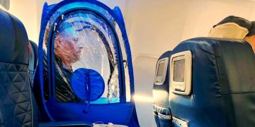 American Airlines просит не садиться в самолет в "палатке"