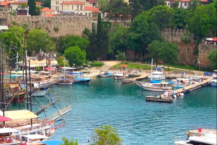 Количество больных коронавирусом в Анталье выросло в 5 раз