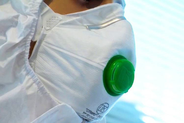 Исследование доказало опасность маски с клапаном для авиапассажиров