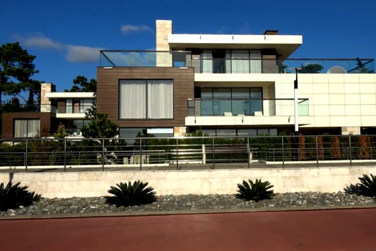 В конце сезона отдохнуть на популярных курортах можно на 10 000 руб. дешевле