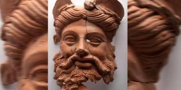 В западной Турции раскопали терракотовую маску