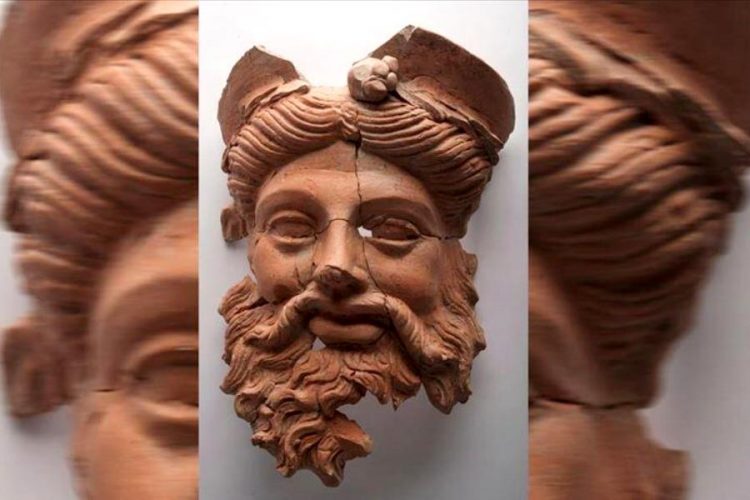 В западной Турции раскопали терракотовую маску