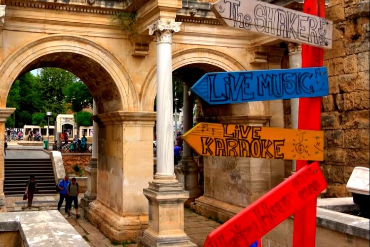 Мошенники обворовали российских туристов в Анталье