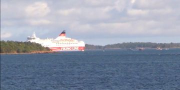 Очевидцы поделились информацией о происходящем на борту подтопленного парома Viking Line