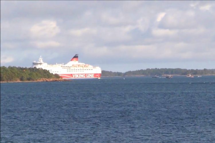 Очевидцы поделились информацией о происходящем на борту подтопленного парома Viking Line
