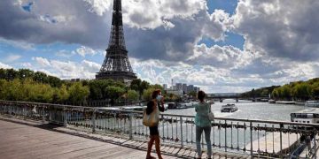 Франция внесла в "красный список" больше департаментов