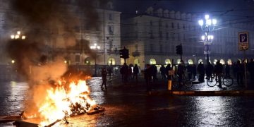 новость 28-10-2020 олна массовых беспорядков прокатилась по Италии