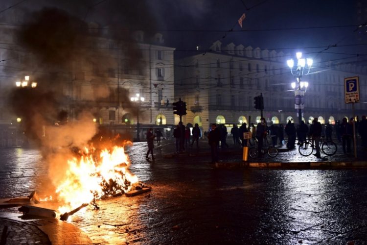новость 28-10-2020 олна массовых беспорядков прокатилась по Италии